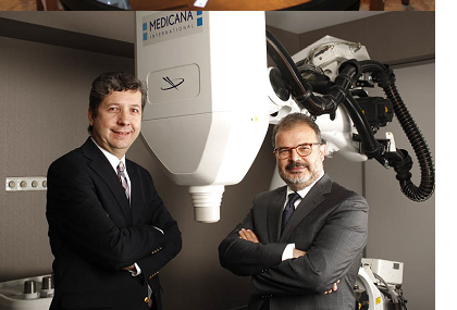 Prof. Dr. Sait ŞİRİN ve Prof. Dr. Kaan OYSUL CyberKnife cihazının yanında